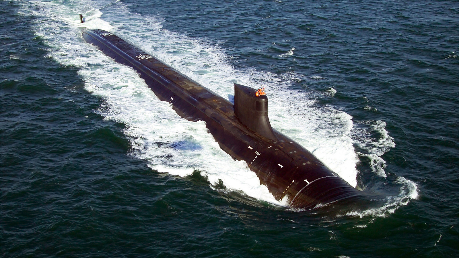 잠수함이 추락한 후 USS 코네티컷호 선장은 어떻게 되었나요?