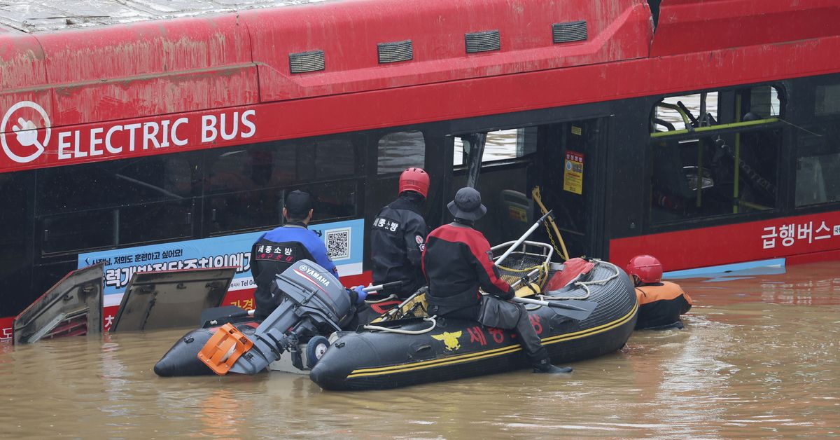 근로자들이 생존자를 찾는 가운데 파괴적인 폭우로 인한 한국의 사망자 수가 40명으로 늘어났습니다.