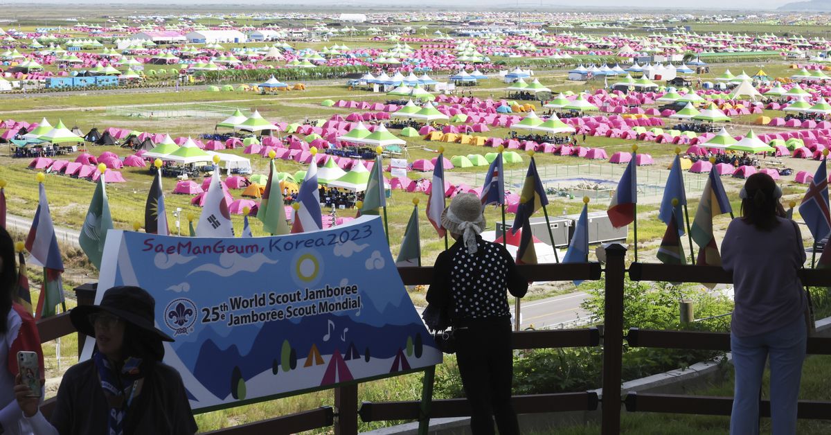 태풍이 다가오자 호주 스카우트들이 세계 대회를 떠나다