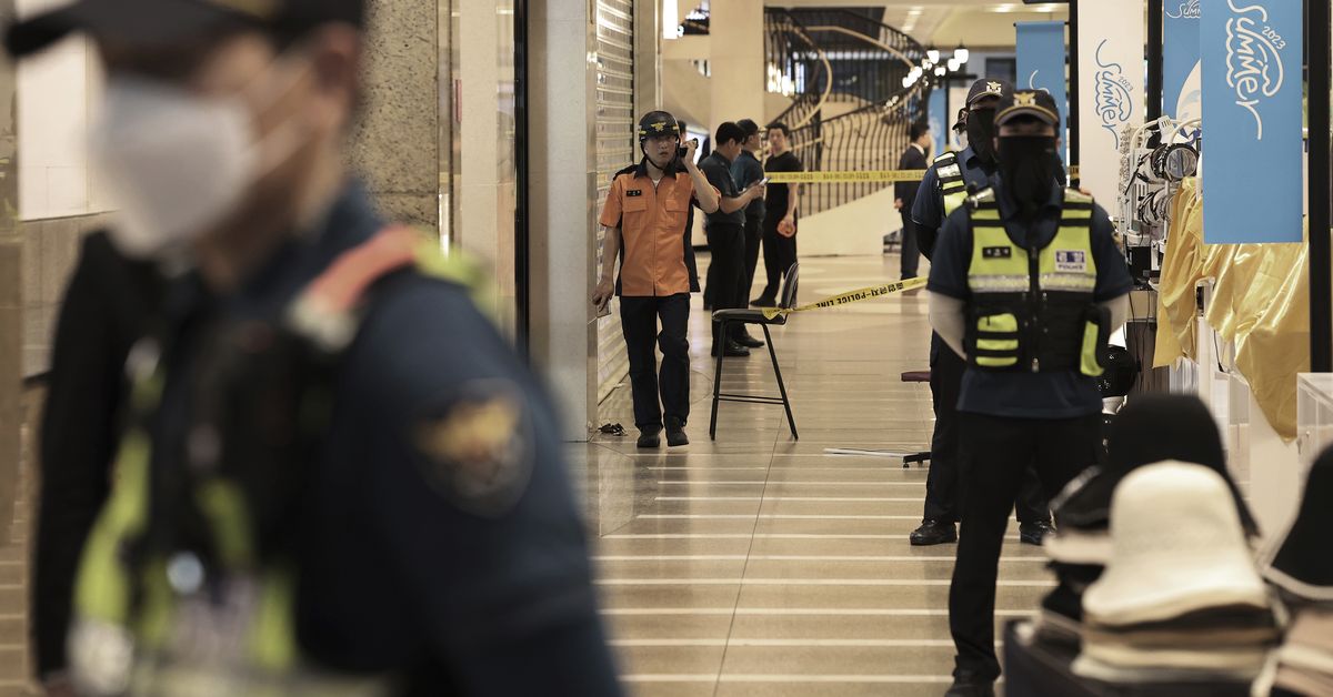 한국에서 한 남성이 차를 보도에 들이받고 쇼핑객을 찔러 14명이 부상당했습니다.