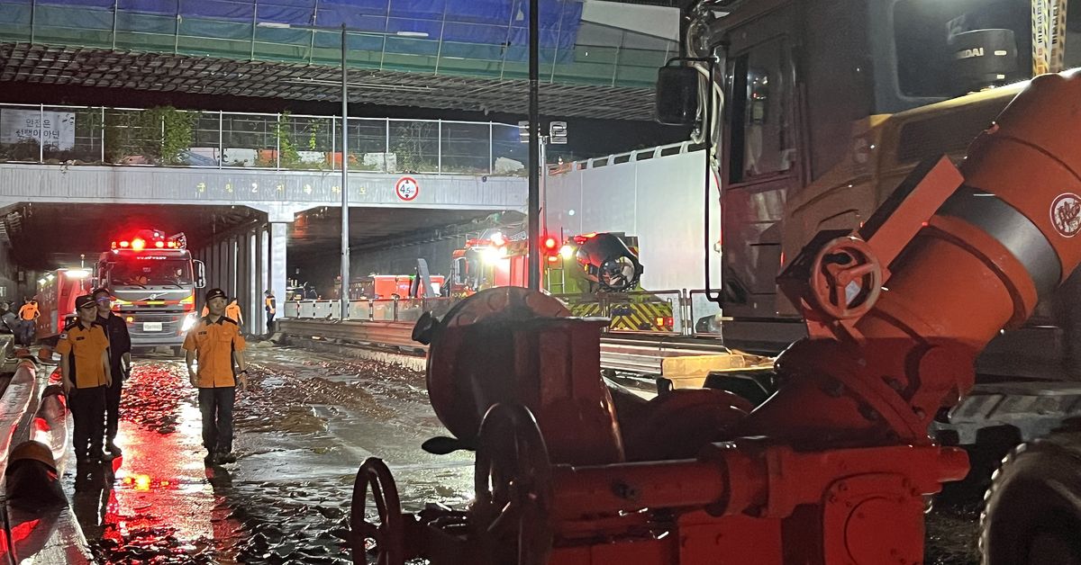 한국의 침수된 도로터널에서 시신 9구가 인양됐다.