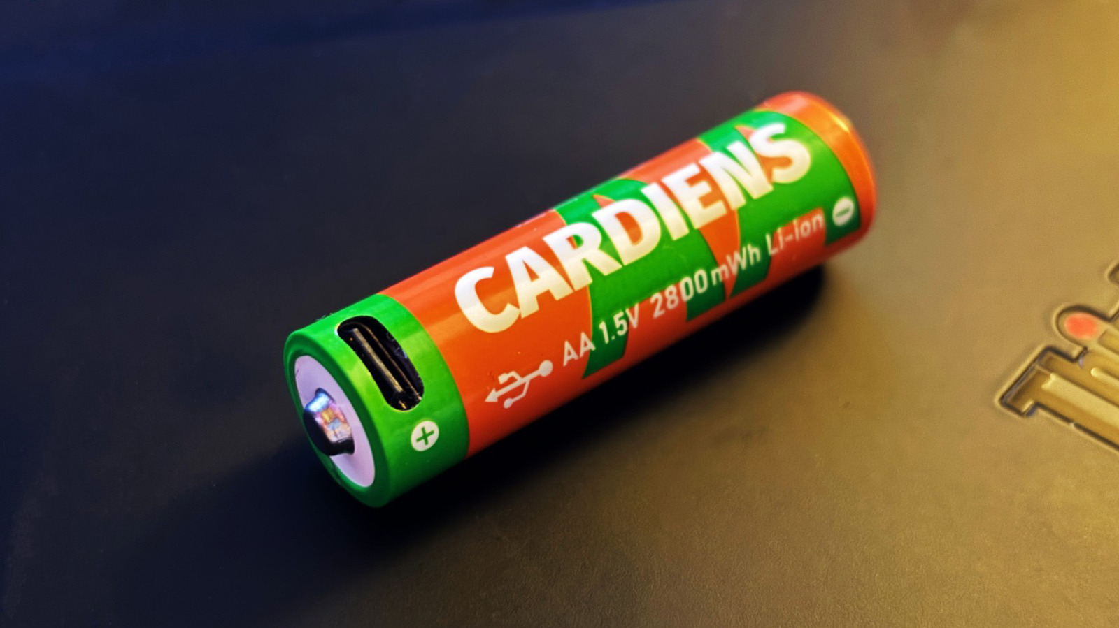 USB 충전 포트가 내장된 최고급 충전식 배터리 4개