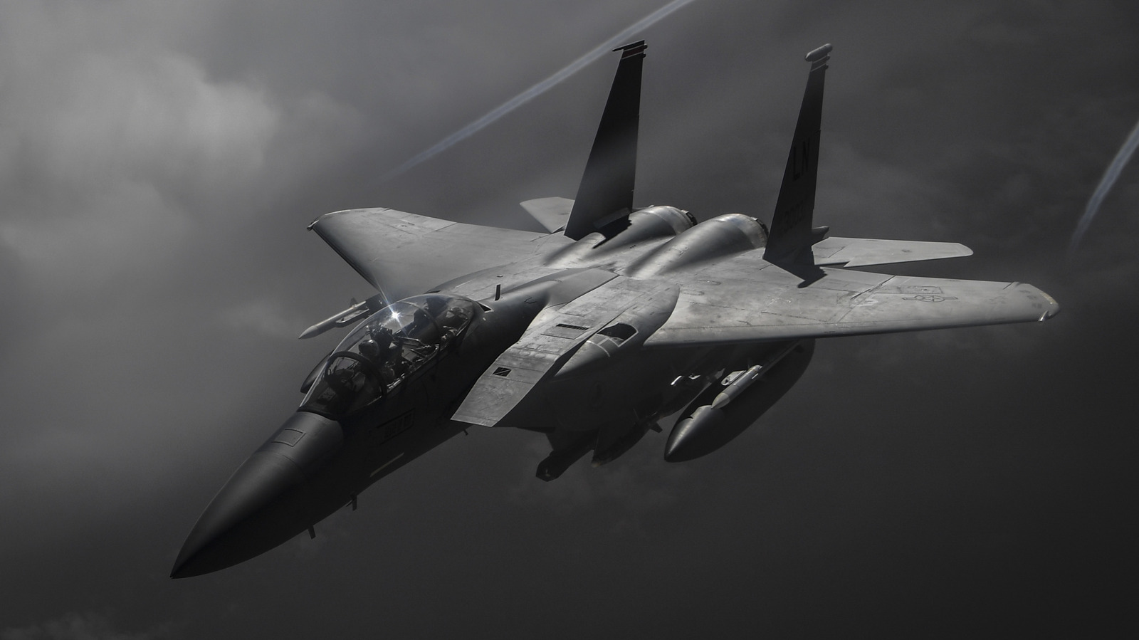 F-15 대 F-15E: 두 전투기는 어떻게 다른가요?
