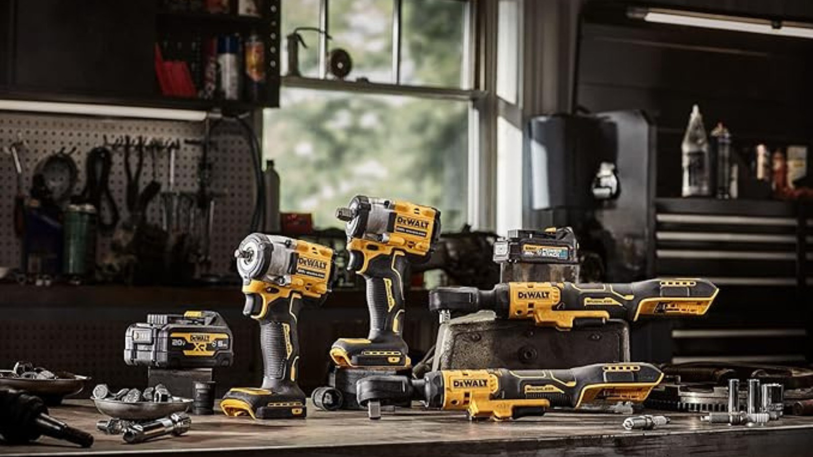 모든 주택 소유자의 도구 상자에 속하는 7가지 저렴한 DeWalt 도구