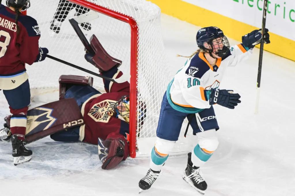 최고의 드래프트 픽 Sarah Fillier가 사이렌을 추진하기 위해 두 골을 넣었습니다.