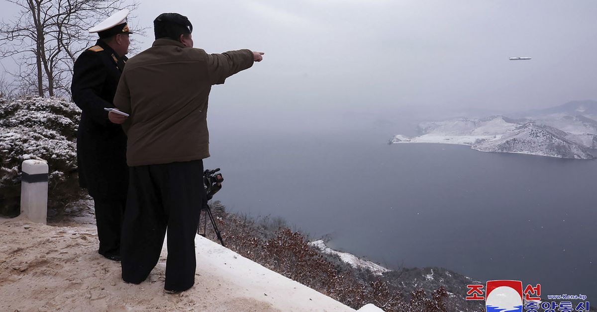 김 위원장이 잠수함 발사용 순항미사일 시험을 지도했다.