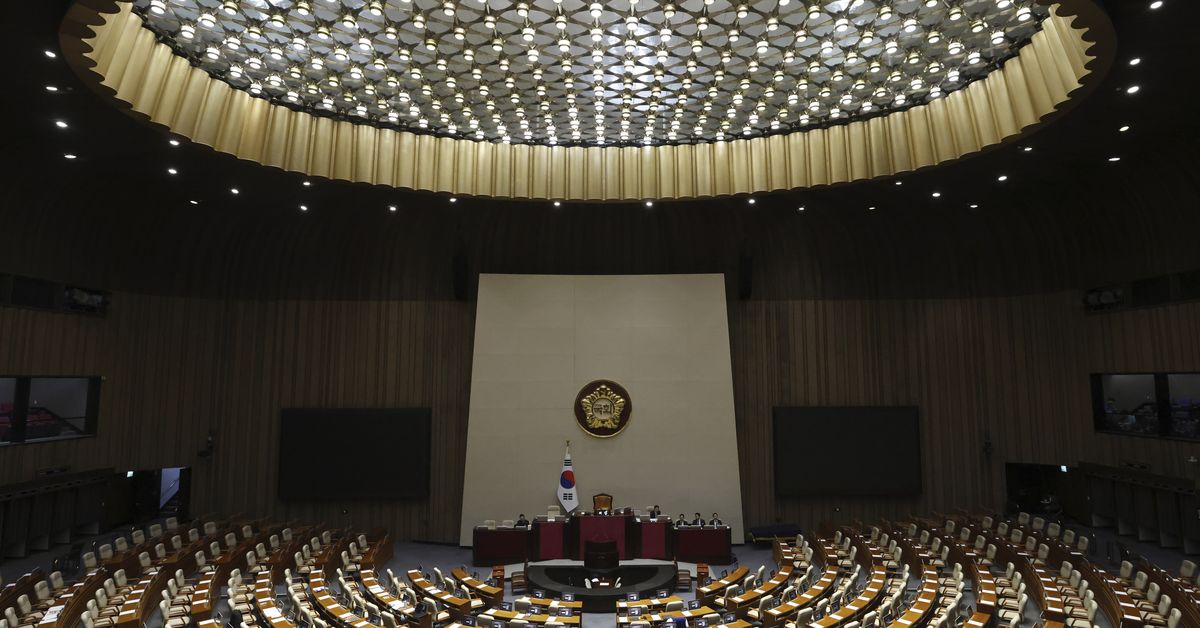 윤 대통령 탄핵은 여당의 투표 보이콧으로 무산됐다.