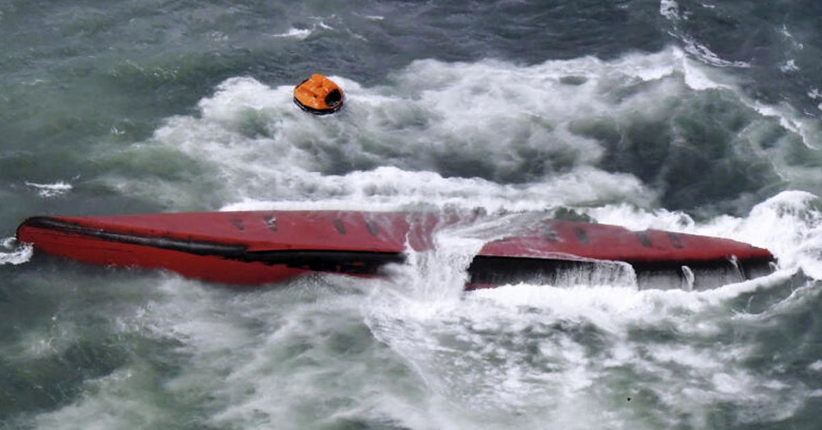 일본 앞바다에서 화학물질 운반선 전복, 8명 사망