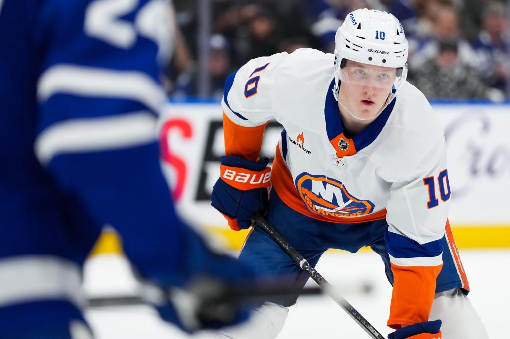 사이먼 홈스트롬(Simon Holmstrom)이 시즌이 끝나가면서 아일랜더스(Islanders)에서 부상을 입었습니다.