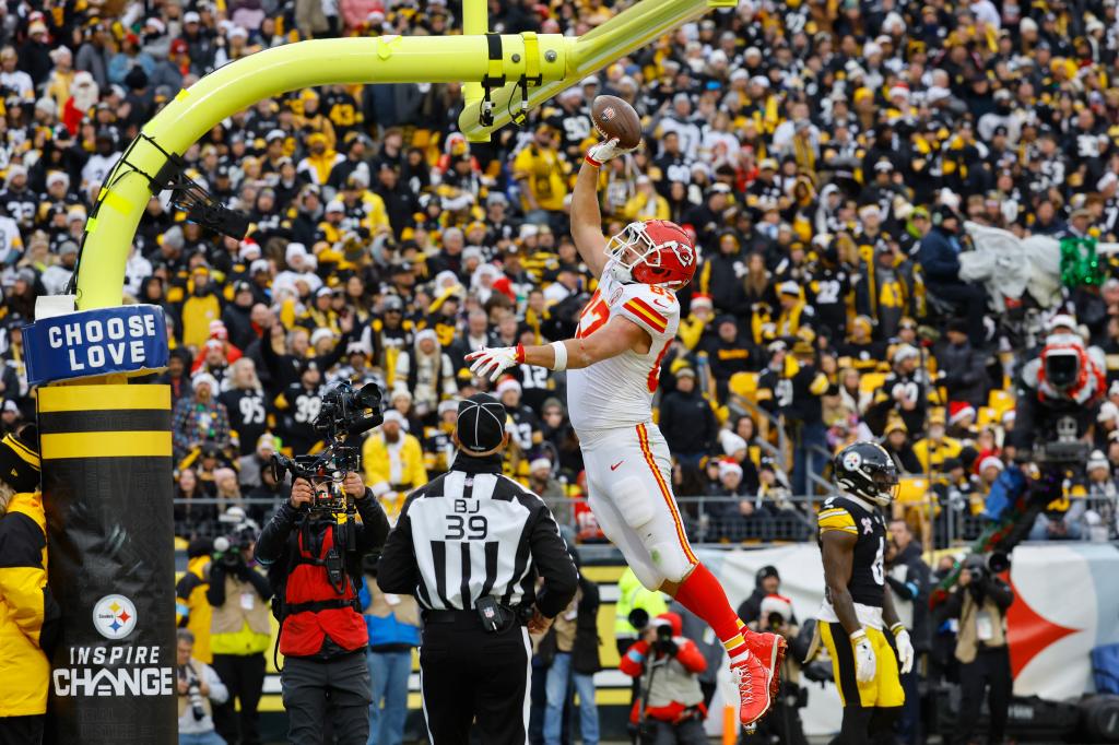 Travis Kelce는 Tony Gonzalez의 골대 덩크에 대해 $ 14K의 벌금을 부과했습니다.