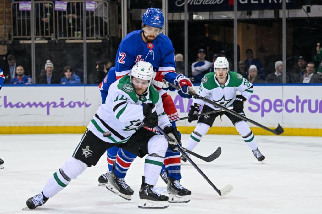 레인저스의 필립 치틸(Filip Chytil)은 최근 부상 걱정으로 상체 부상을 입었습니다.