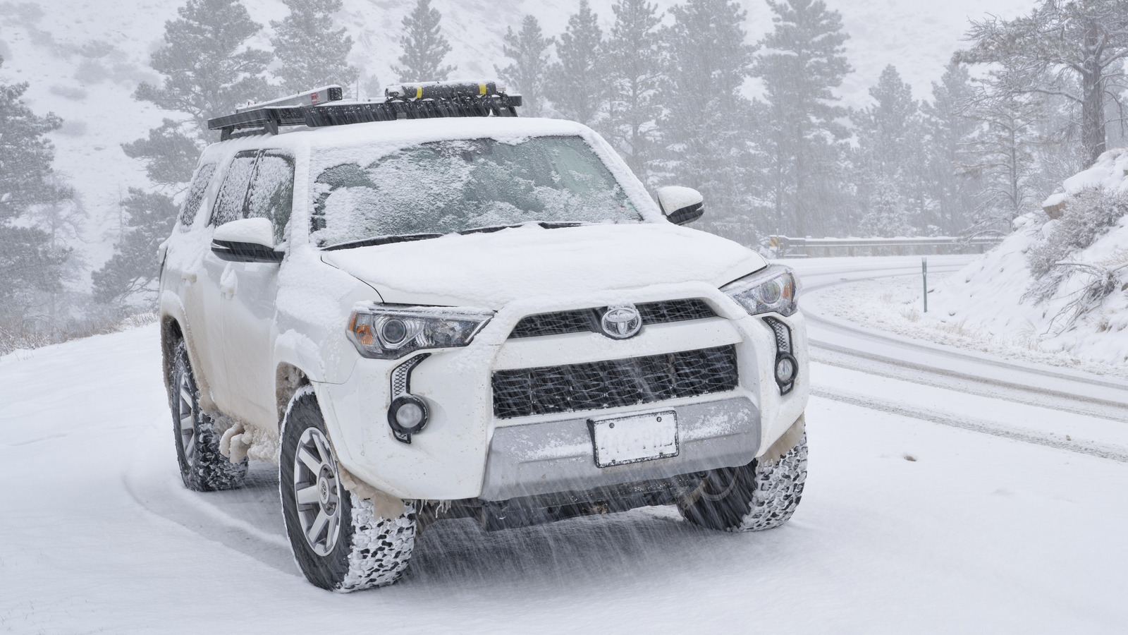 Toyota의 크롤링 제어 기능은 무엇이며 어떤 차량에 이 기능이 제공됩니까?