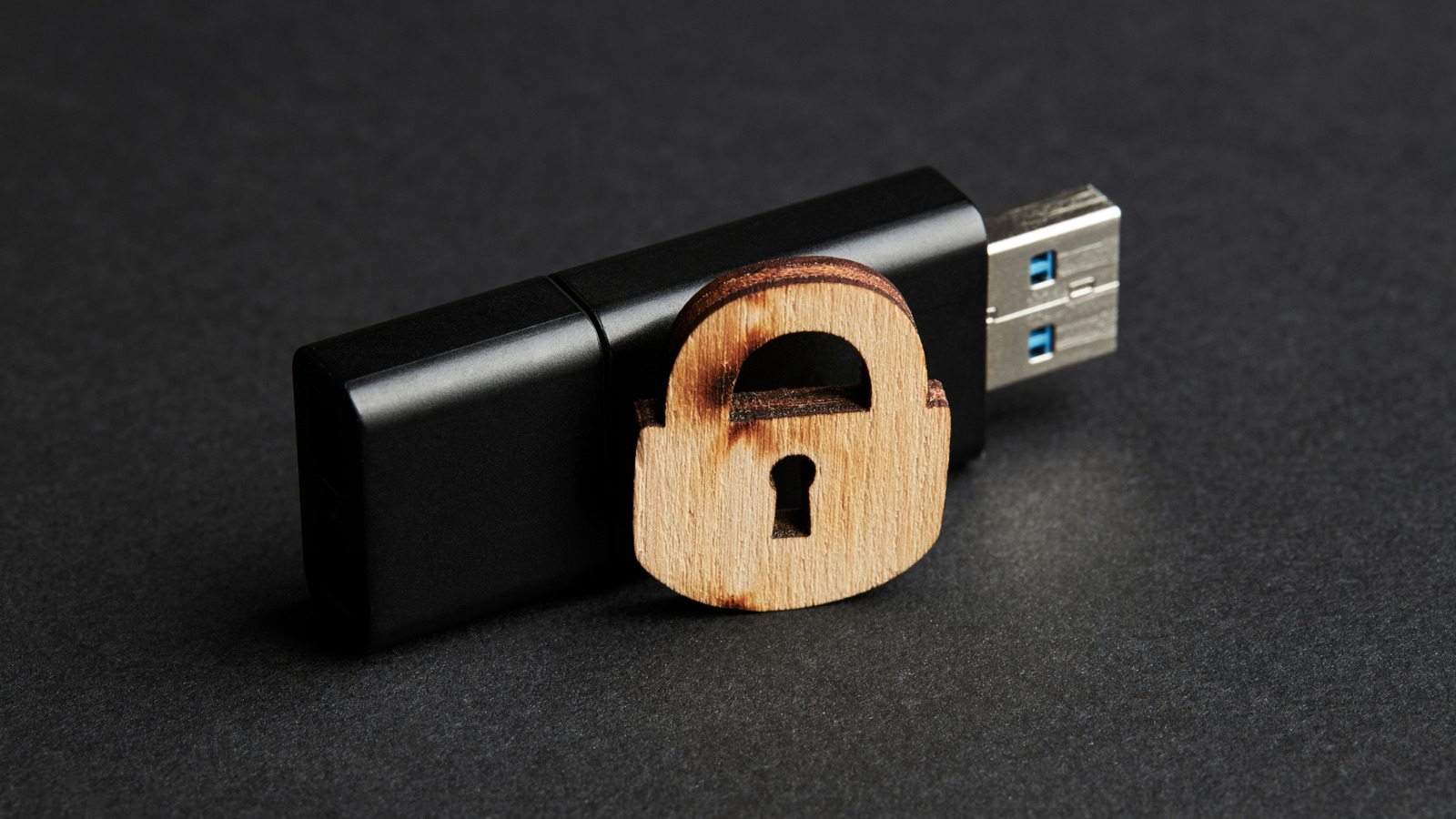 USB 드라이브를 비밀번호로 보호하는 3가지 방법(그리고 그래야 하는 이유)