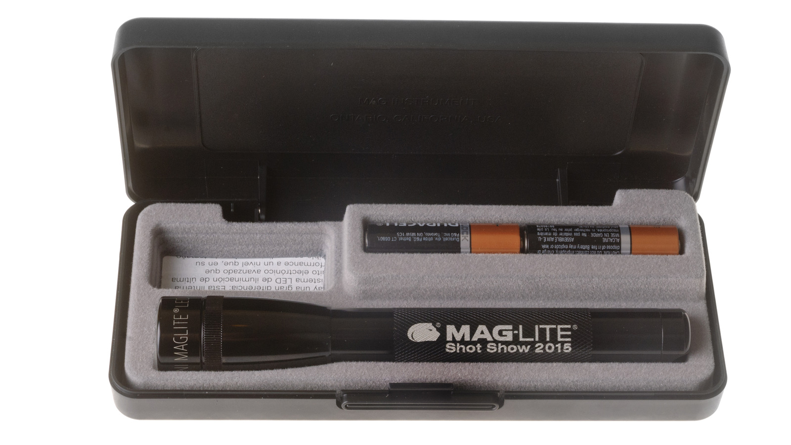 누가 Maglite를 소유하고 있으며 손전등은 어디에서 만들어지나요?