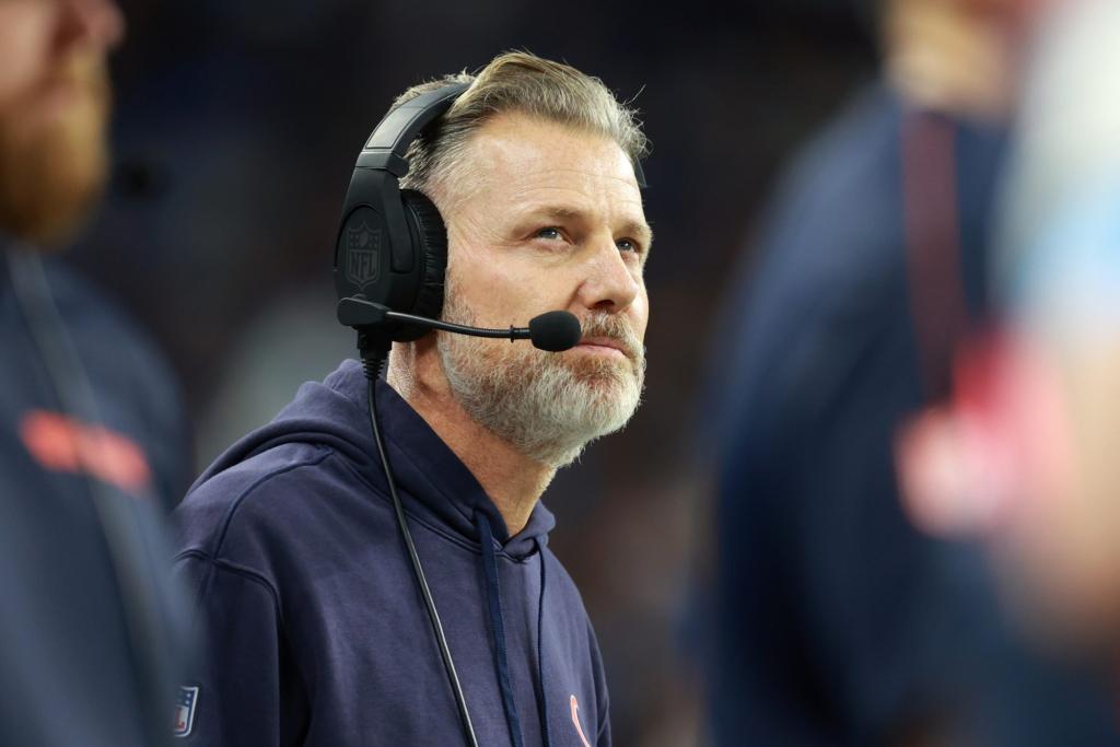 카우보이스는 전 베어스 감독 Matt Eberflus를 차기 수비 코디네이터로 주목하고 있습니다.