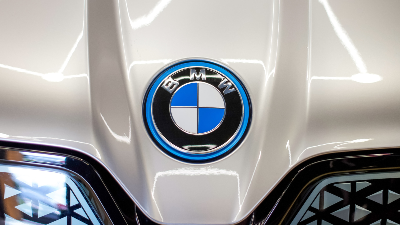 BMW가 X를 떠나고 있습니다 : 자동차 브랜드가 더 이상 트위터에 게시하지 않는 이유