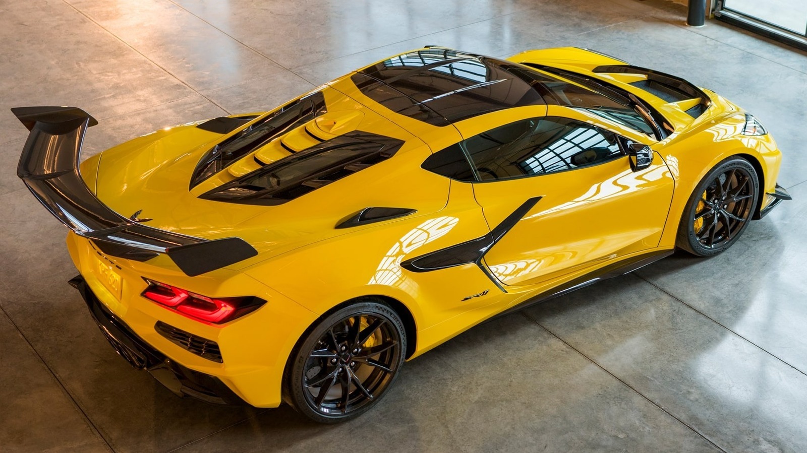 Chevy는 2025 Corvette ZR1 가격을 공개하고 6자릿수 할인을 제공합니다.