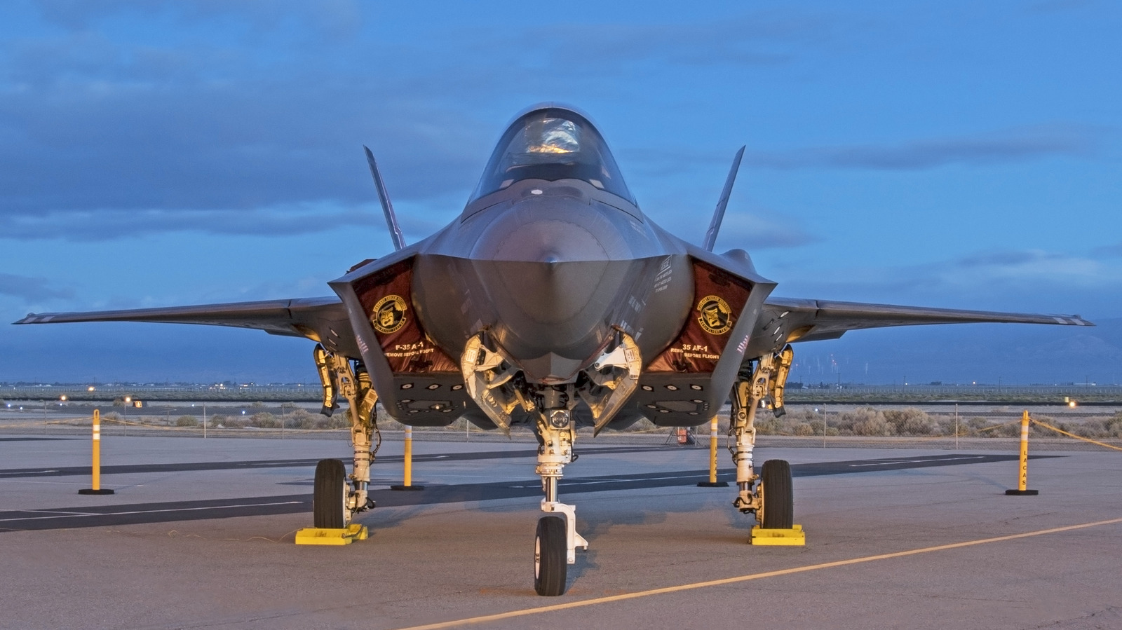 어느 나라가 F-35를 개발하고 건설하는 데 도움을 주었고 그들은 무엇을 했습니까?