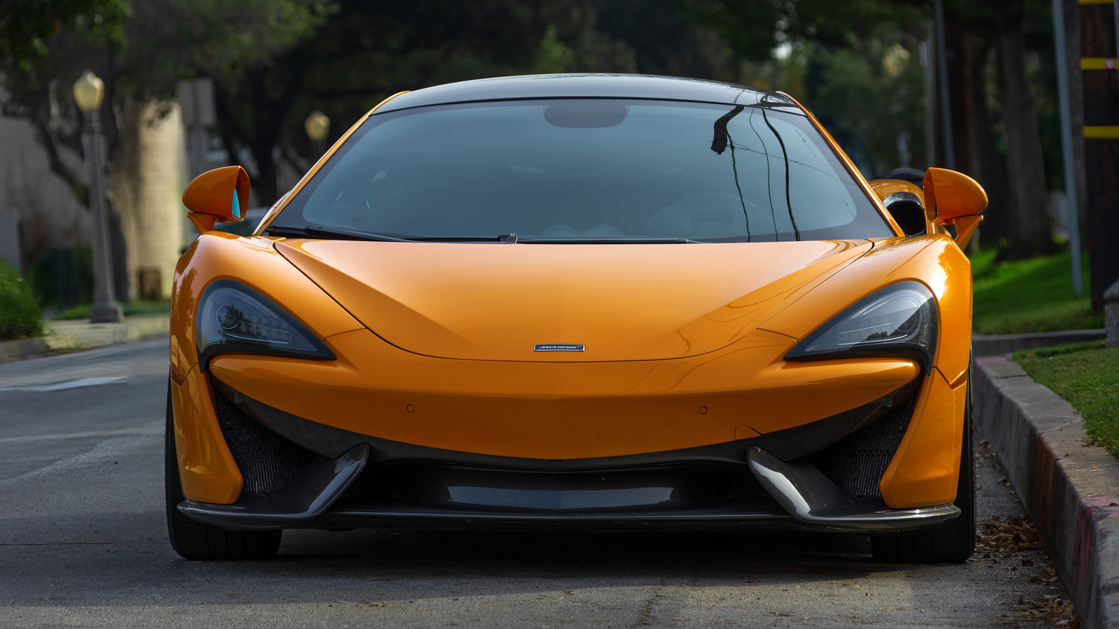 McLaren 로고의 역사 : 상징은 어떻게 바뀌었고 어느 ​​쪽이 바뀌 었습니까?