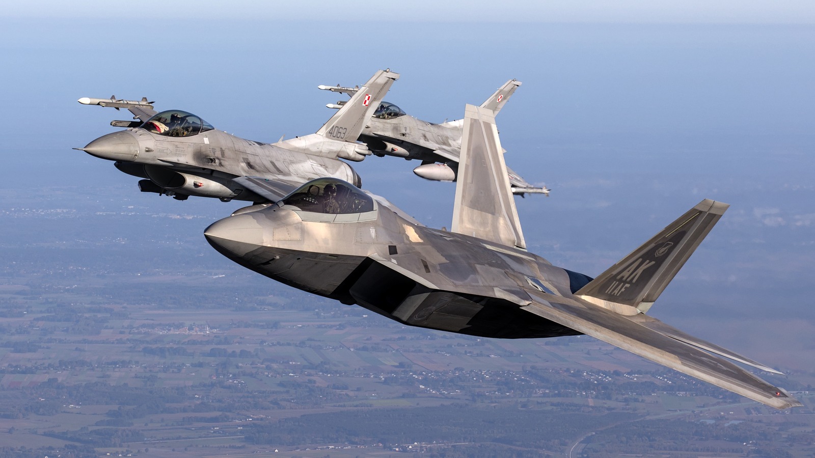 F-22 전투기 제트가 중단 된 이유는 무엇입니까? 다음은 알아야 할 사항입니다