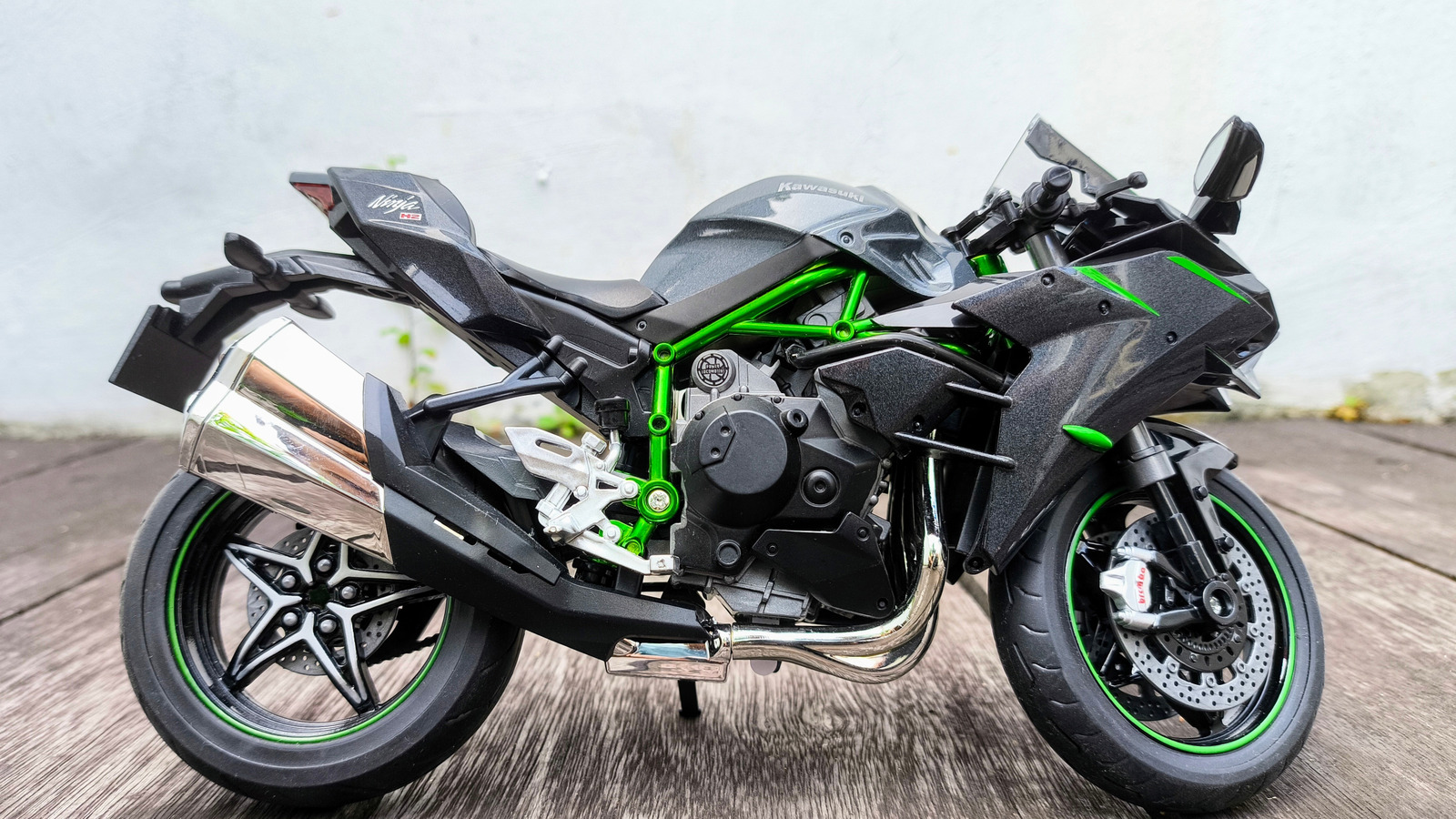 Kawasaki H2는 얼마나 많은 HP를 가지고 있고 회사에서 가장 빠른 자전거입니까?