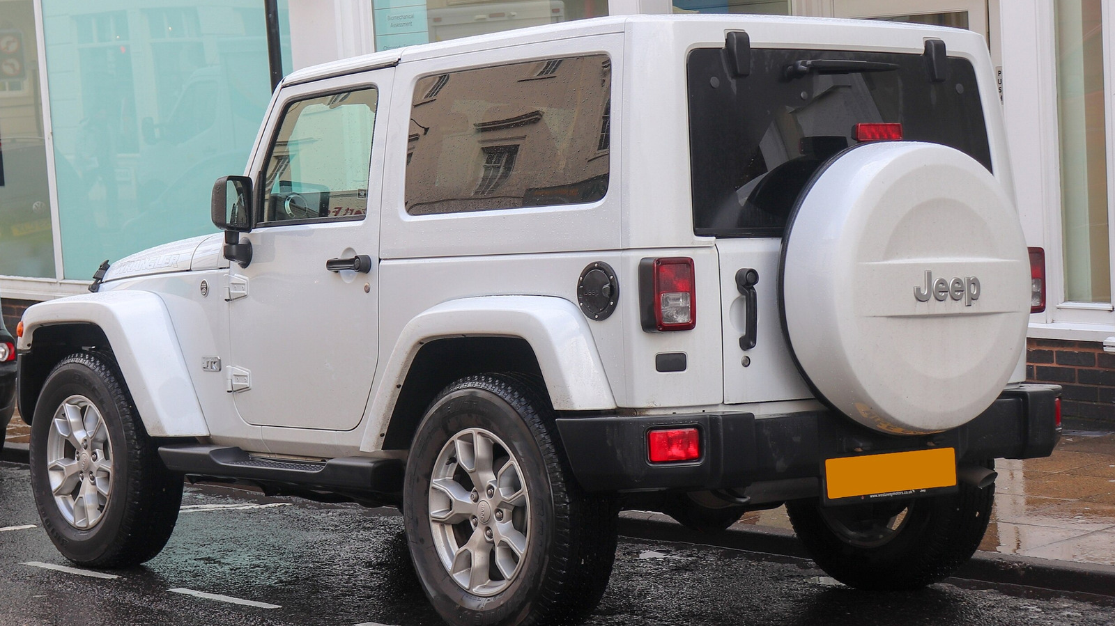 후면 장착 스페어 타이어가있는 7 개의 비 지프