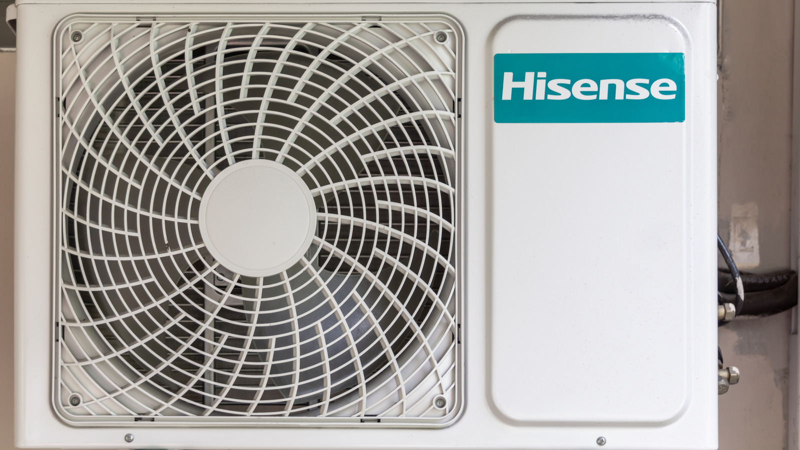 어떤 회사가 Hisense의 휴대용 AC 유닛을 만들고 어디에서 건축됩니까?