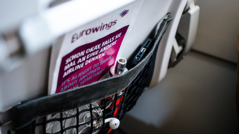 비행기 좌석 뒷면에있는 주머니에 vape