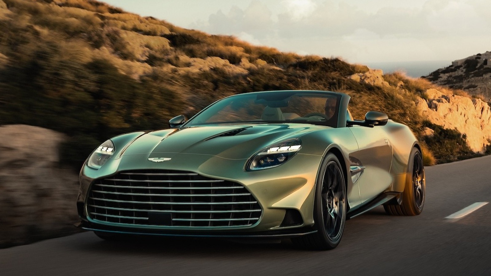 이 새로운 Aston Martin의 최고 속도는 수업 시간에 타의 추종을 불허합니다.