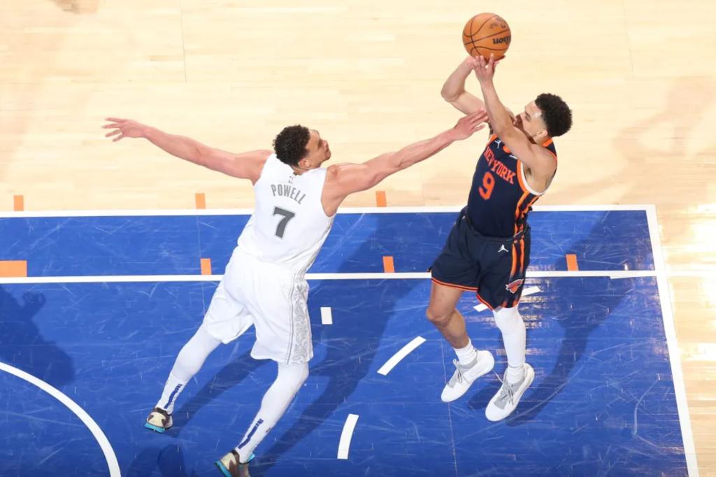 Knicks의 Kevin McCullar Jr. NBA 데뷔에서 첫 두 점수