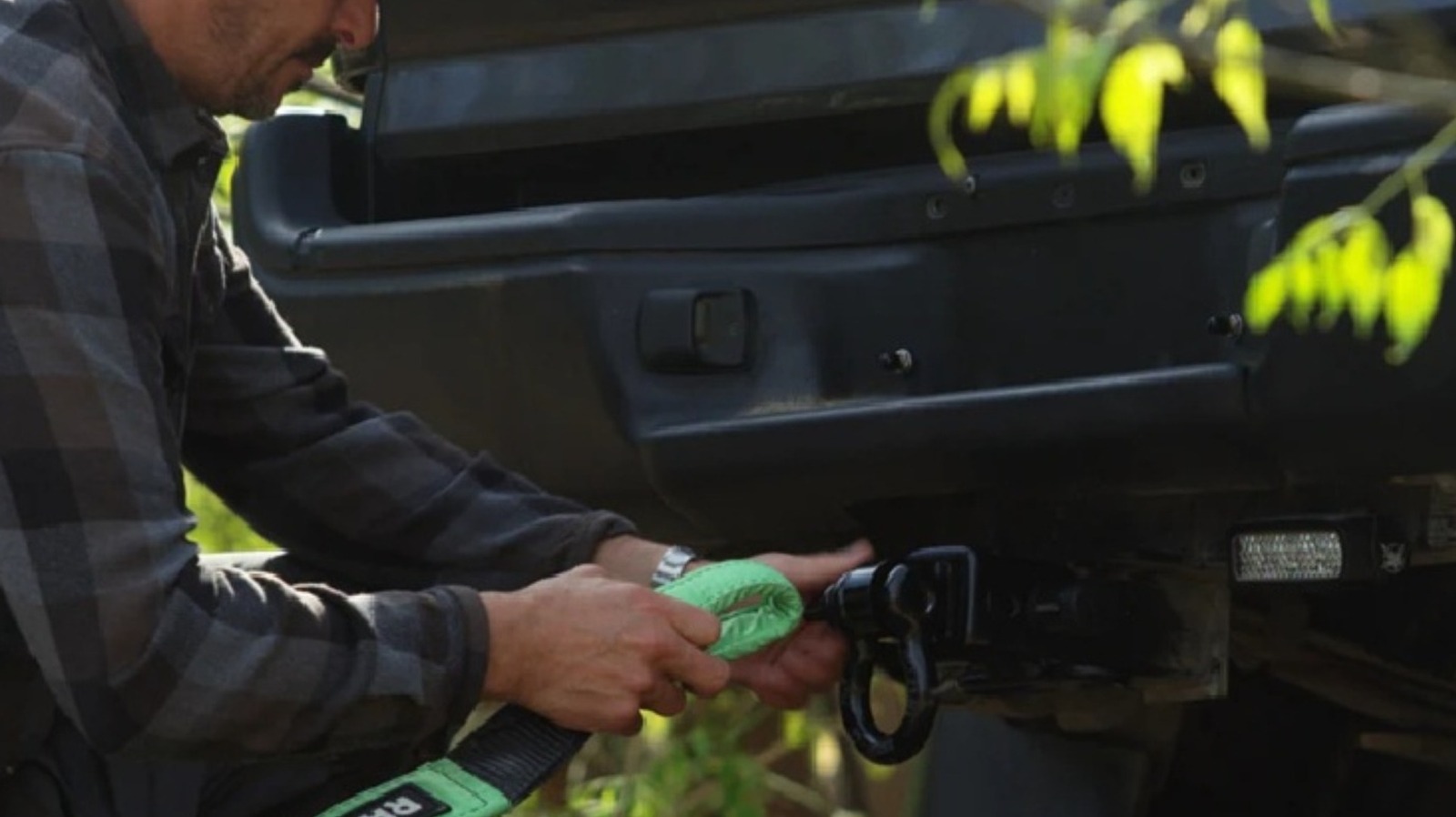 트럭에 견인 스트랩을 부착하는 방법 (후크 유무에 관계없이)