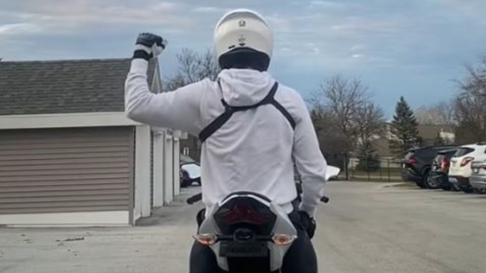 자전거 타는 사람이 왼쪽 주먹을 90도에서 올릴 때란 무엇을 의미합니까?