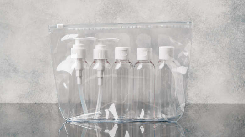 투명한 비닐 봉지 내부에 5 개의 이동 크기 컨테이너