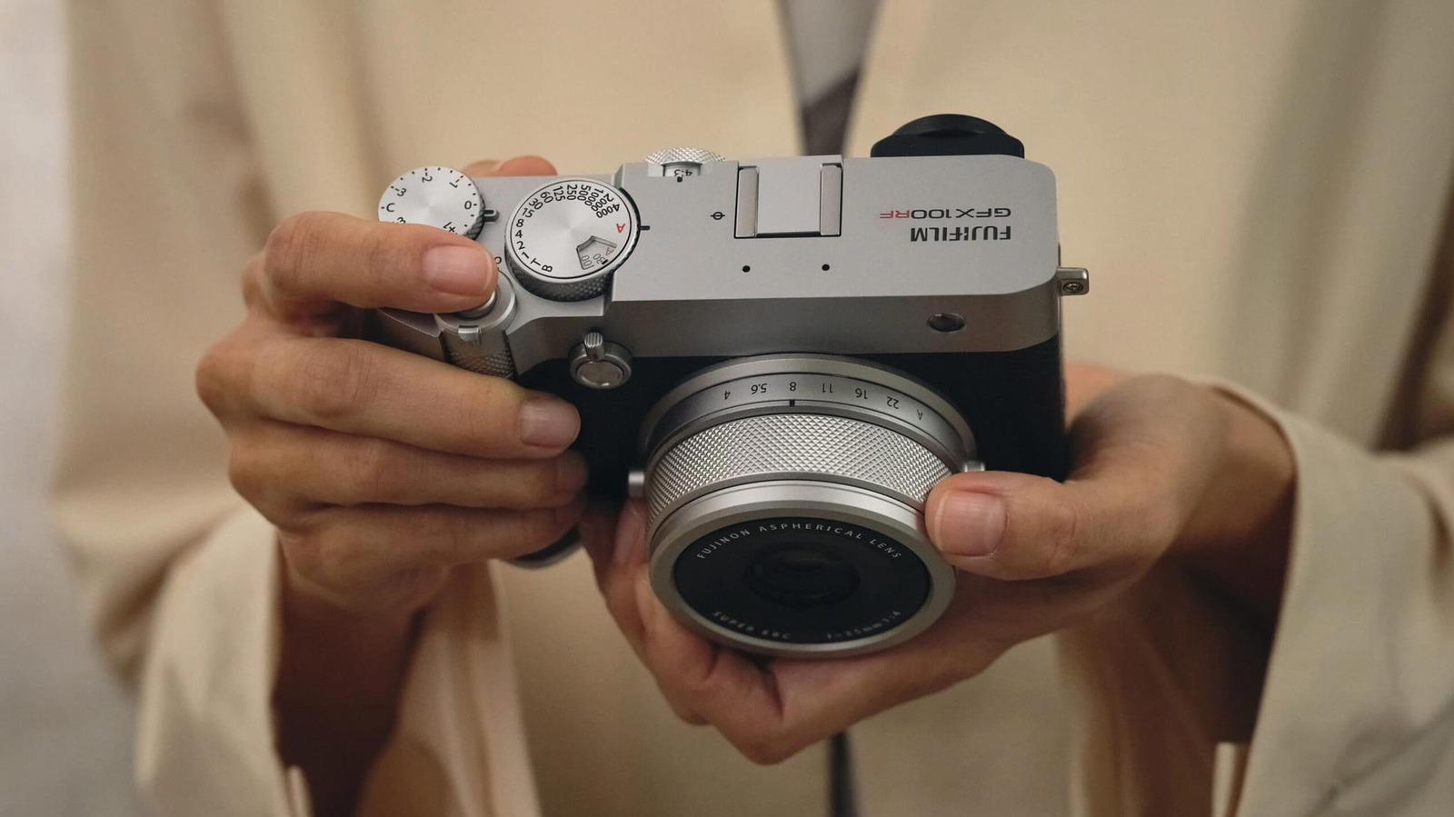 Fujifilm은 새로운 카메라가 '풀 프레임 이상'이라고 주장합니다. 실제로 무엇을 의미합니까?