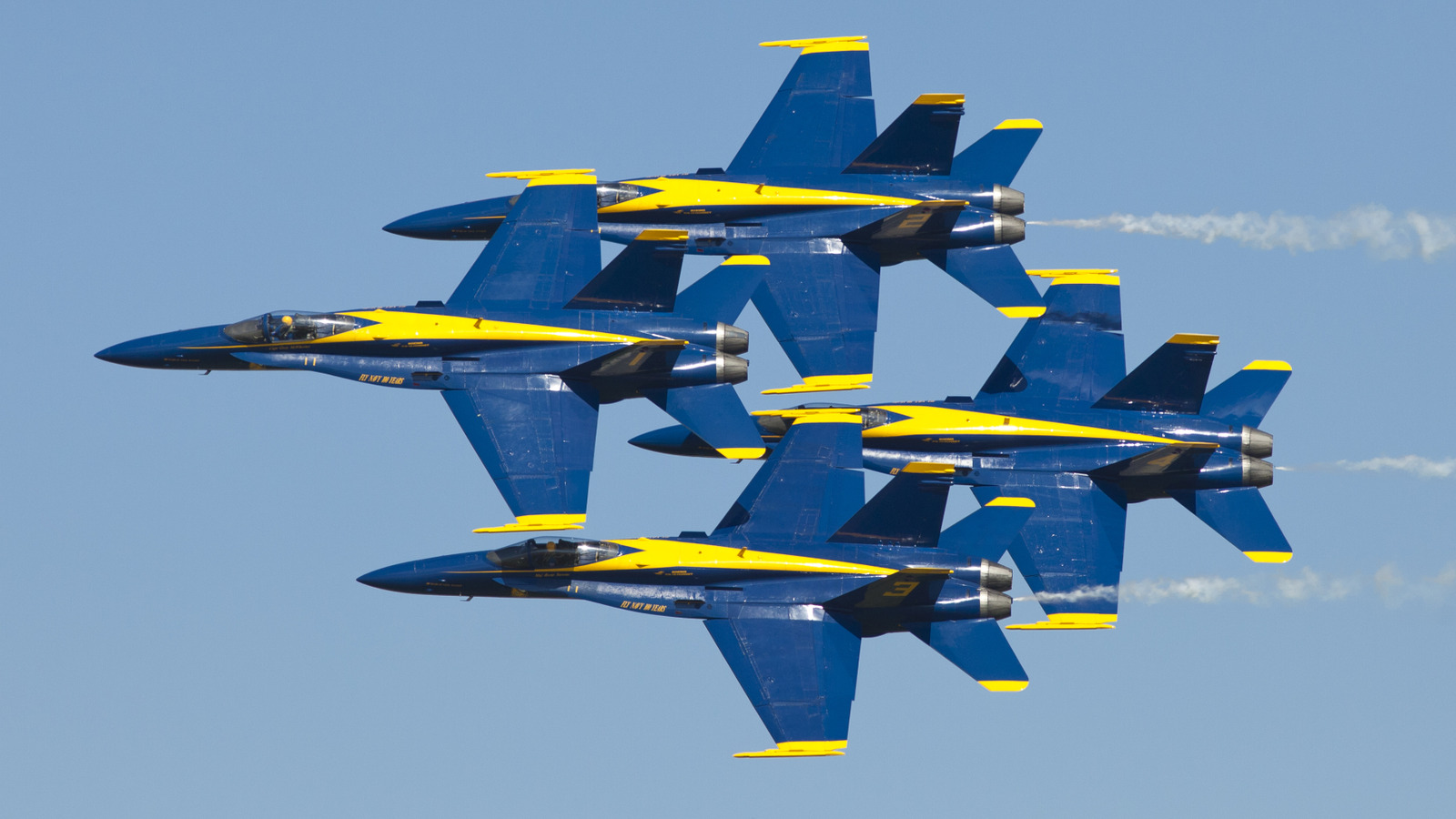 Thunderbirds vs. Blue Angels :이 군사 비행 팀의 차이점은 무엇입니까?