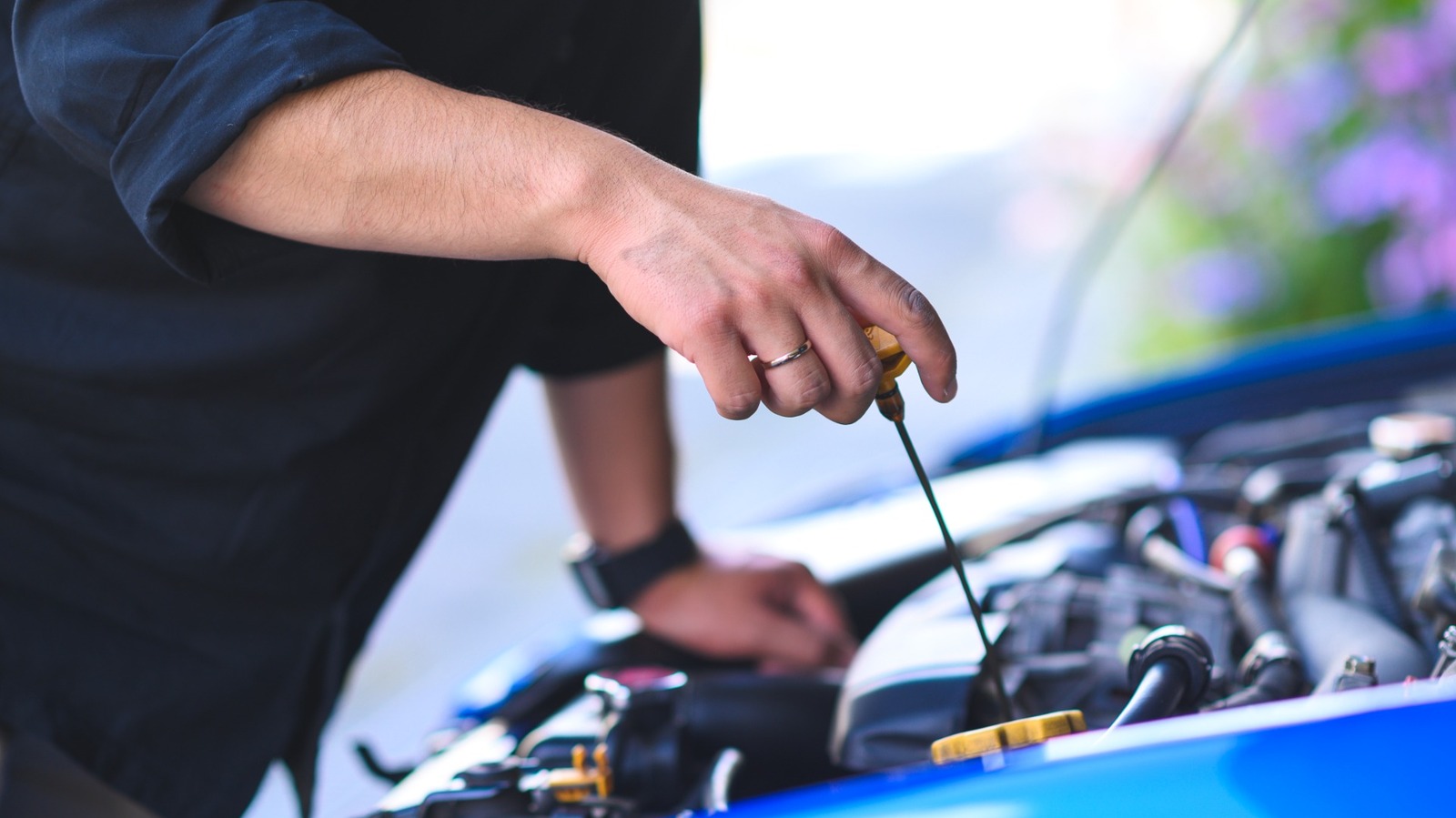 엔진 오일에서 금속 부스러기를 발견하면 당황해야합니다.