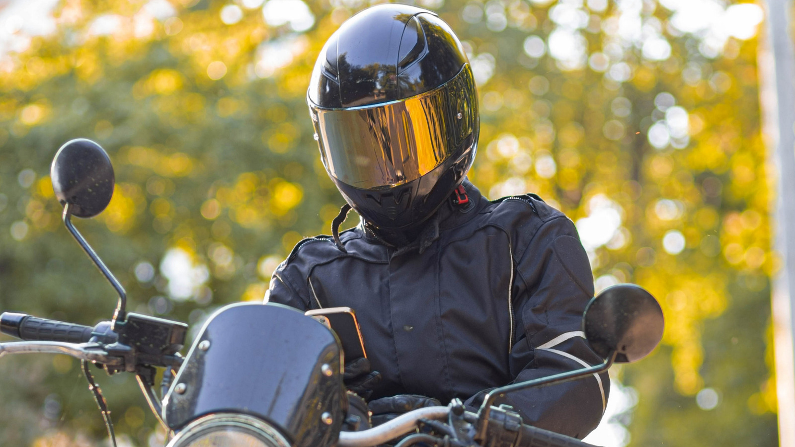 오토바이 헬멧을 신속하게 깨는 방법은 다음과 같습니다.