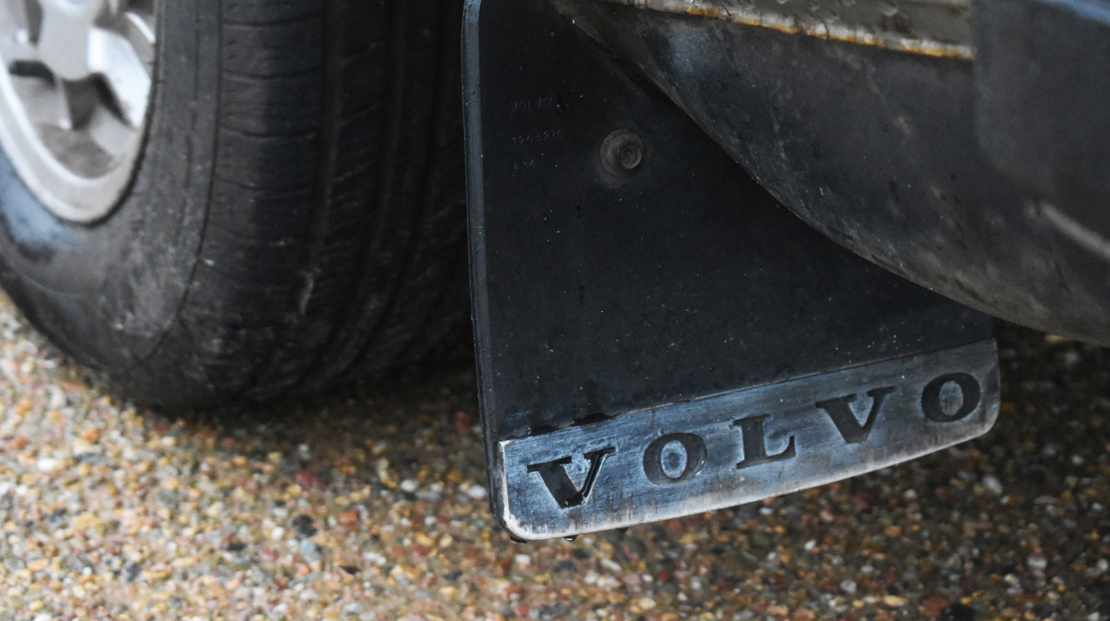 왜 더 이상 진흙 플랩이 차에 표준이 없습니까?