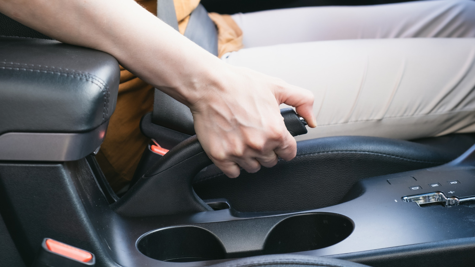 새 차에 더 이상 물리적 인 핸드 브레이크 레버가없는 이유는 무엇입니까?