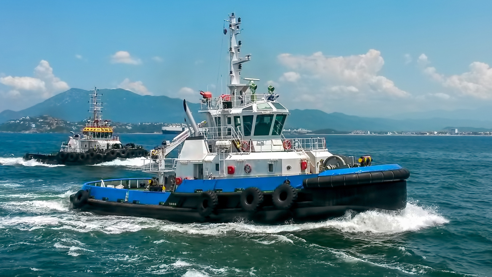 예인선 대 견인 보트 : 차이점은 무엇입니까?