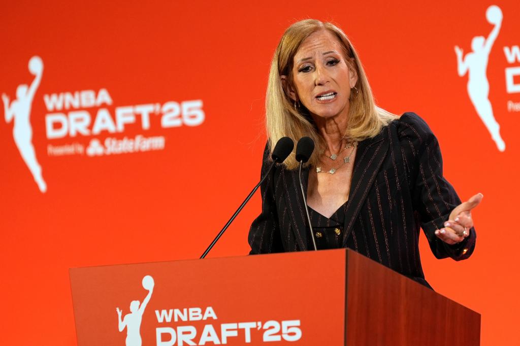 새로운 CBA 협상에 관한 WNBA 커미셔너 캐시 엥겔 버트