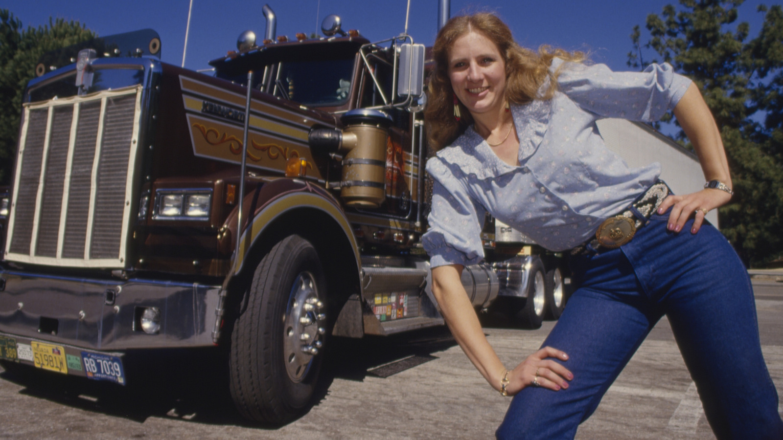 일부 반 트럭에는 여러 번호판이있는 이유는 무엇입니까?