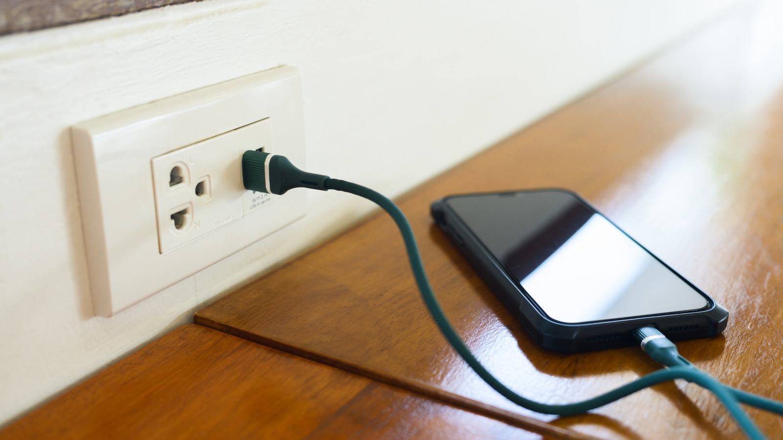 USB 벽 판매량은 일반 벽돌보다 더 빠르게 장치를 충전합니까?