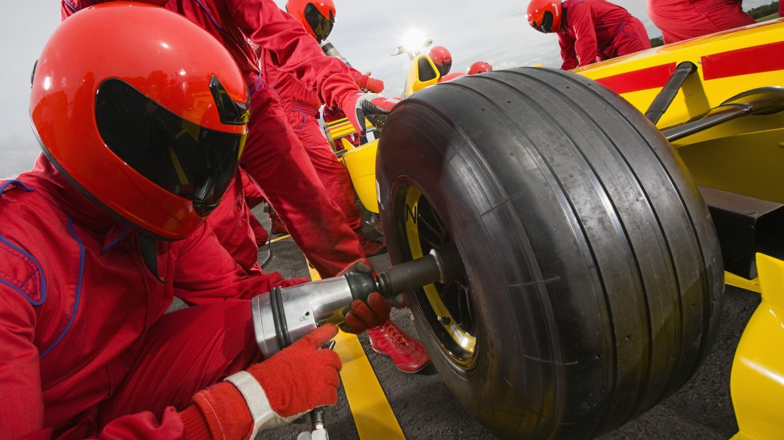 포뮬러 1 팀은 시즌에 몇 개의 타이어를 사용합니까?