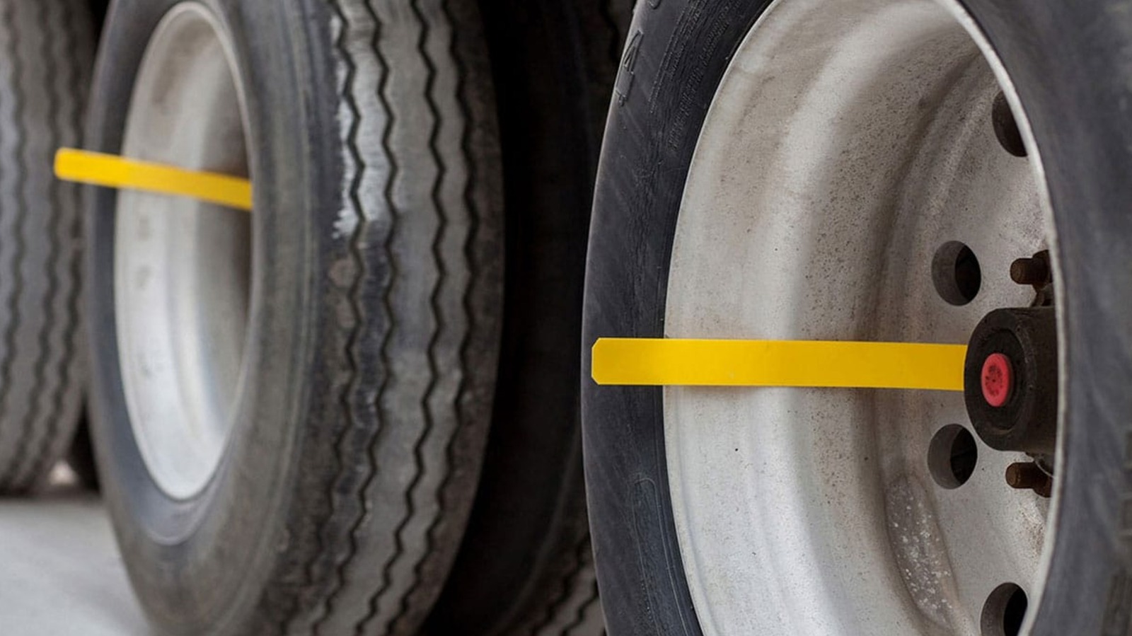 트럭 휠의 플라스틱 스트립은 무엇입니까?