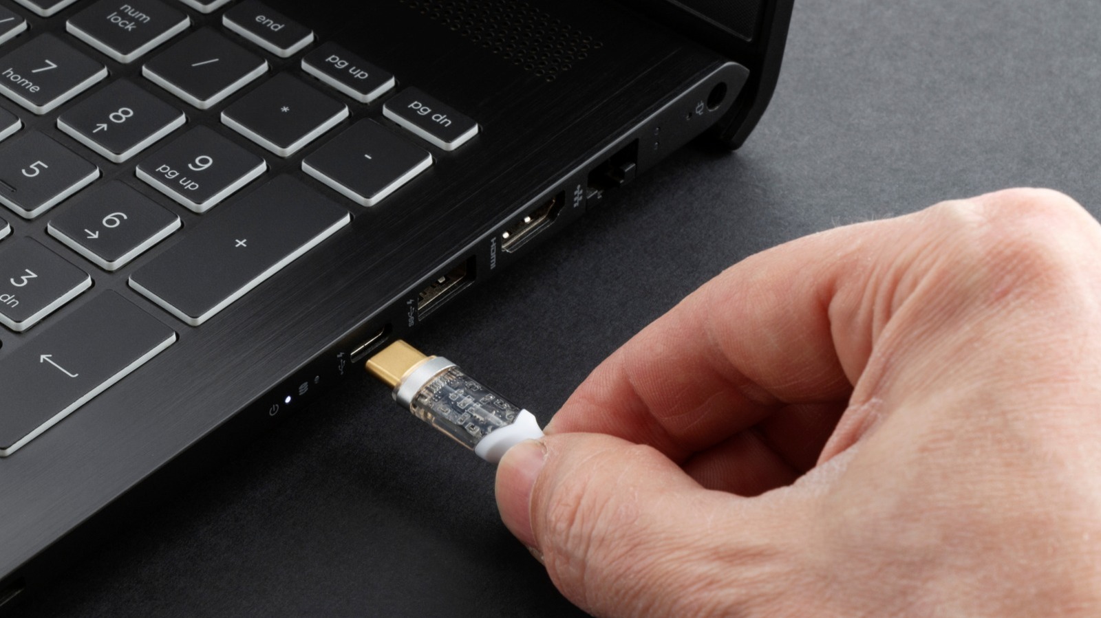 컴퓨터의 USB 포트에 연결하여 모니터에 전원을 공급할 수 있습니까?