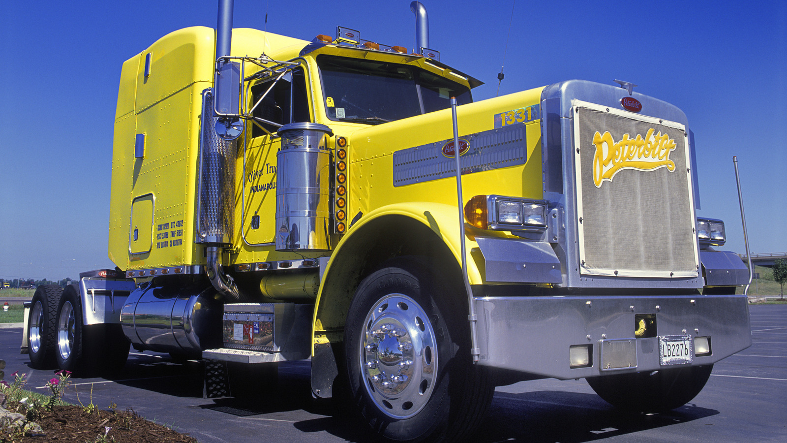 Peterbilt는 누구를 소유하고 트럭은 어디에 만들어 졌습니까?