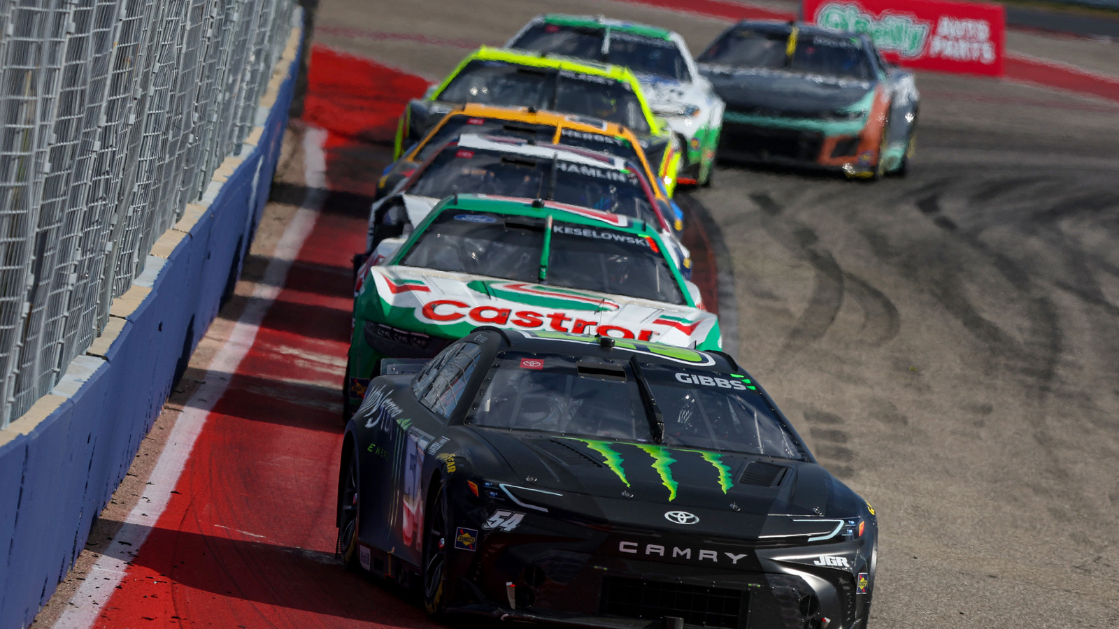 예, NASCAR에는 앞 유리 와이퍼가 있습니다 (그러나 여기에는 비에 사용되는 이유가 있습니다).