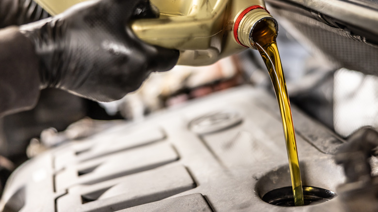 엔진 오일이있는 엔진을 토핑하는 기계공