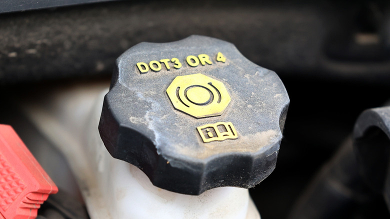 DOT3 또는 DOT4 호환성을 보여주는 브레이크 유체 저장소